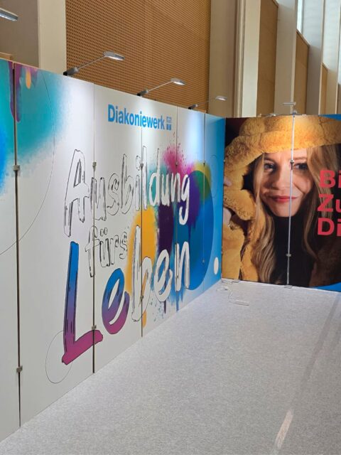 Für das @diakoniewerk_ durfte ich die komplette bedruckte Ausstattung ihres aktuellen Messestands umsetzen – und das war nicht nur ein richtig spannender, sondern auch ein wirklich schöner Auftrag. ❤️   Die Anforderungen?
✔ es gab ein bestehendes System
✔ alles sollte leicht transportierbar sein
✔ budgetfreundlich
✔ und sogar mit Graffiti-Spray bemalbar 😄  Gar nicht so ohne – aber mit ein paar Tests, Mustern und dem richtigen Know-how haben wir gemeinsam eine Lösung gefunden, die funktioniert und wirkt.  Es war mir eine Freude und Ehre, das Diakoniewerk zu unterstützen. Danke an das ganze Team für das Vertrauen und die tolle Zusammenarbeit, ganz besonders an @melanierothberger und vor allem @tschesare. 🙌  #Messestand #Messebau #Druckproduktion #Druckpartner #PrintWithPassion #Diakonie #SozialUndStark #Druckerei #PrintWithPassion #Druckqualität #PersönlicherPrintproducer