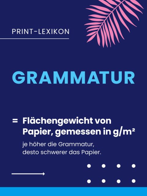 Grammatur? Wahrscheinlich schon öfter mal gehört, aber weißt du auch, was sie aussagt? 🤔
Grundsätzlich beschreibt die Grammatur das Gewicht eines Papiers in g/m². Das hat großen Einfluss auf Haptik, Wirkung und Qualität deines Druckprodukts.
Ob feines Briefpapier, robuste Verpackung oder edle Kunstkarte – die richtige Grammatur sorgt dafür, dass dein Projekt auch in der Hand überzeugt. 🙌  Wichtig zu wissen: Die Grammatur sagt zwar etwas über das Gewicht, aber nicht automatisch über die Dicke oder Steifigkeit eines Materials aus – das hängt vom jeweiligen Papiertyp ab. 💡  💬 Du bist unsicher, welches Papier zu deinem Projekt passt? Ich helfe dir gern weiter!  #PrintLexikon #Grammatur #Papierfakten #Papierwahl #PrintWithPassion #DruckWissen #Drucktechnik #Handwerk #Printproducer #Druckerei #Druckpartner #Druckqualität #Print #Servicequalität #Druckproduktion
