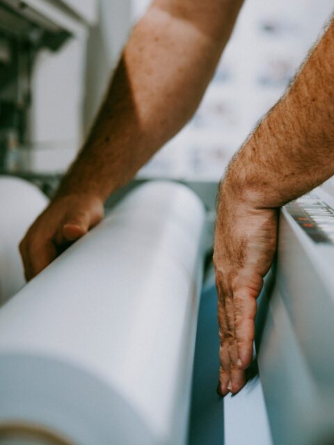 Zwischen Druckmaschine und perfektem Printprodukt liegen zwei für mich ganz wesentliche Aspekte: Handwerk und Handschlagqualität. 🙌  Denn gute Drucksachen entstehen nicht nur durch fancy Equipment, sondern durch Zuhören, Hinschauen, Ausprobieren, Nachjustieren und den Anspruch, dass am Ende wirklich alles passt.  So entsteht Qualität - für das Druckprodukt selbst und auch für die Zusammenarbeit, die dorthin führt. 🤩  #Handwerk #Handschlagqualität #PrintWithPassion #Drucktechnik #Printproducer #Druckerei #Druckpartner #Druckqualität #Print #Servicequalität #Druckproduktion