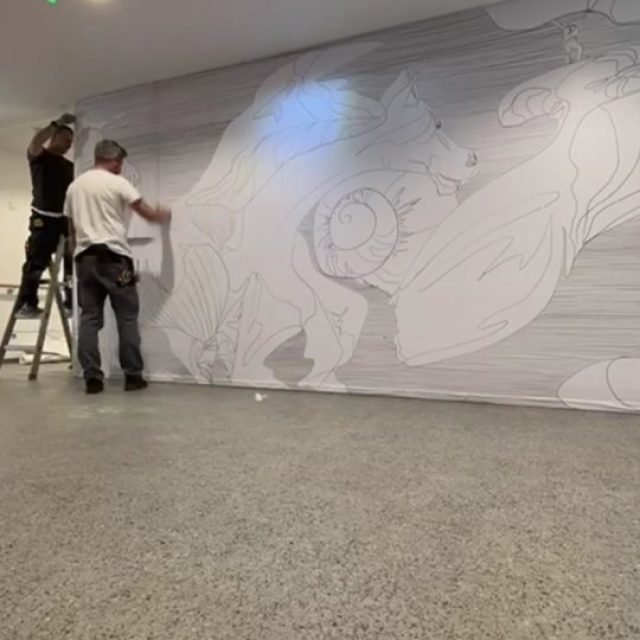 Wieder mal ein wunderschönes Projekt, das mir richtig viel Freude bereitet hat: Für ihr Kunst am Bau-Projekt in Salzburg durfte ich die großartige Linzer Künstlerin Birgit Schweiger unterstützen. Danke @_birgitschweiger, dass du mir die Planung, Umsetzung und den Druck deines Werks (Canon UV Gel auf Wandklebefolie) anvertraut hast. Und noch ein weiteres großes Danke geht an Klaus und Bernd (@werbeschilder.at & @berndsommavilla) für die wie immer formidabel präzise Montage. 🤩  #PrintWithPassion #Druckproduktion @kunstambau_salzburg #Wandbeklebung #Kunstdruck #Druckpartner #Printqualität #PersönlicherPrintproducer