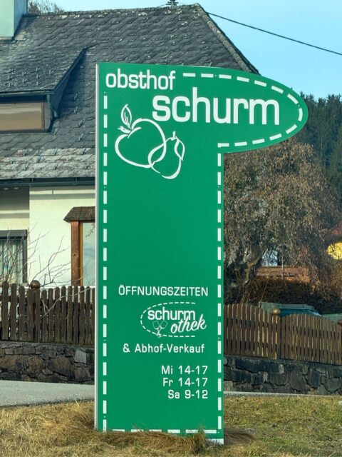 Für die neue Schurmothek von @schurmsobsthof durfte ich sowohl die Außenbeschriftung als auch die Bildgestaltung im Innenraum produzieren.
Vom ersten Eindruck draußen bis zur Atmosphäre im Raum: Ziel war es, die Identität des Obsthofes sichtbar und spürbar zu machen. 🍏  Ein großes Danke an @werbeschilder.at und @berndsommavilla für die wie immer perfekte Montage. 💪  #PrintWithPassion #Druckproduktion #Schilderdruck #Bilderdruck #Druckpartner #Printqualität #PersönlicherPrintproducer