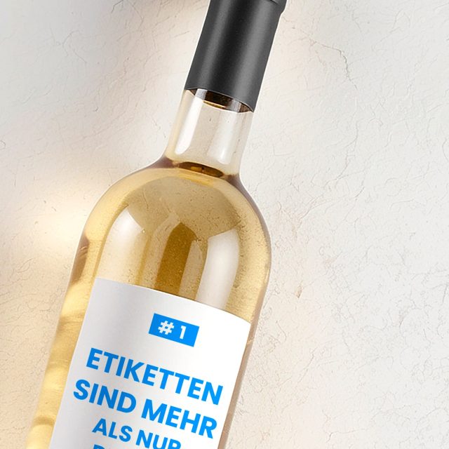 Viele Etiketten scheitern nicht am Design.
Sondern daran, dass ihre Anwendung nicht mitgedacht wurde. 
Wenn Probleme auftreten, dann sehr oft abseits des Designs:
👉 Etikett hält nicht richtig
👉 verschmiert beim Nachdruck
👉 passt nicht zur Oberfläche
👉 macht Probleme in der Verarbeitung 
Und plötzlich wird aus einem „kleinen Detail“ ein echter Kostenfaktor. 
Was viele unterschätzen:
Ein Etikett ist kein einzelnes Produkt – sondern Teil eines Verarbeitungs- und Nutzungsprozesses. 
Material, Oberfläche, Druck, Umgebung – alles greift ineinander.
Hier sind ein paar der Punkte, die oft mal übersehen werden. Und weil es noch einige mehr gibt, folgt bald noch ein Teil 2. ✌️ 
#Etikettendruck #Direktvermarkter #PrintWithPassion #Drucktechnik #Printproducer #Druckerei #Druckpartner #Druckqualität #Print #Servicequalität #Druckproduktion #PersönlicherPrintproducer
