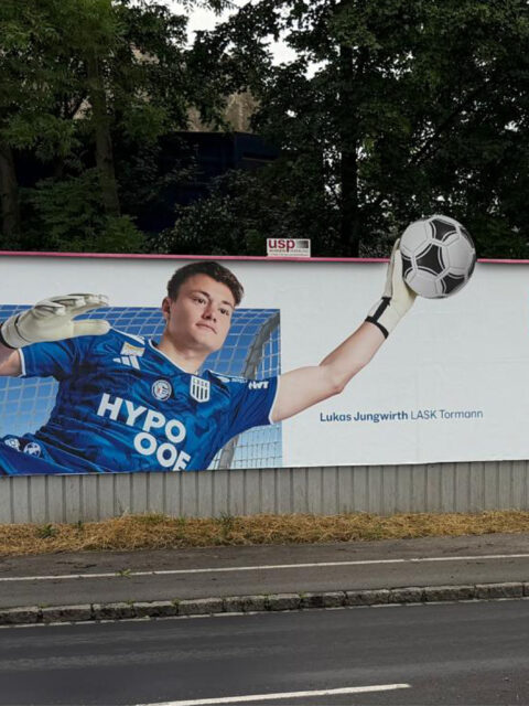 Grooooße Plakate für große Wirkung! 
Für die aktuelle Plakatkampagne der HYPO OÖ durfte ich dafür sorgen, dass aus einer kreativen Idee eine technisch einwandfreie Umsetzung wird. 
Das Besondere daran? Neben den klassischen Bogenplakaten sorgen einzelne Plakate mit konturgefrästen Formatsprengungen aus Aluverbund für zusätzliche Aufmerksamkeit und lassen die Kampagne im wahrsten Sinne des Wortes aus der Masse hervorstechen. 🤩  Danke an diese Stelle an @curban1980 und das gesamte Team von USP Außenwerbung für die tolle Zusammenarbeit. 🤝  #PrintProducing #OutOfHome #Plakatkampagne #Großfläche #Werbetechnik #LASK #Druckproduktion #PersönlicherPrintproducer #PrintWithPassion